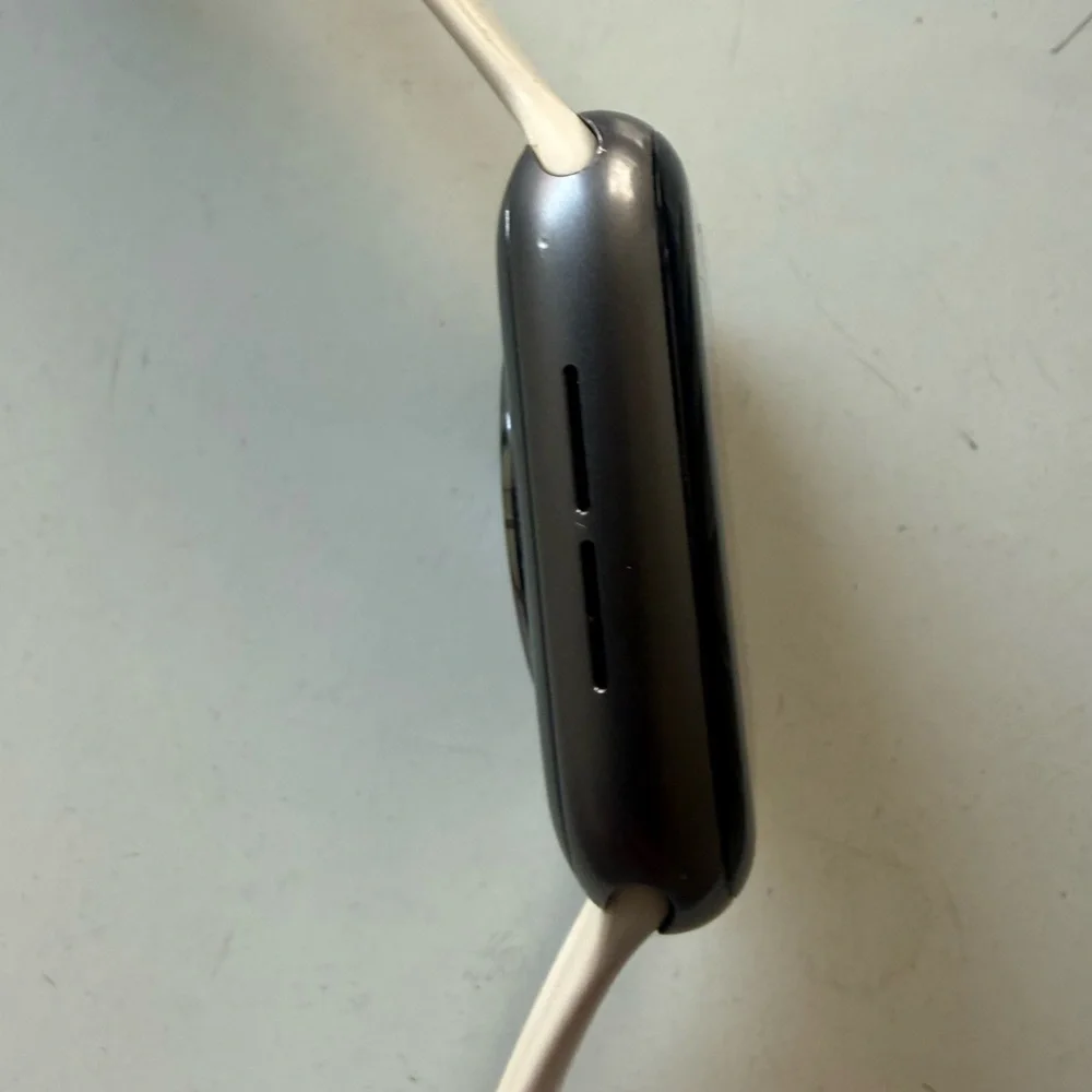 Apple Watch Series 4 44mm with beige bracelet and charger in Good condition